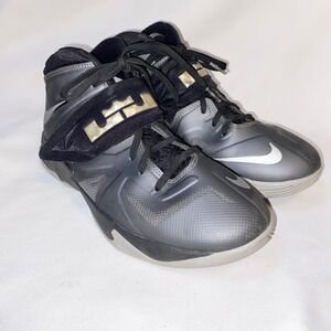 Nike Lebron Soldier 10 Youth Basketball Shoes Size 5.5Y Gray Silver